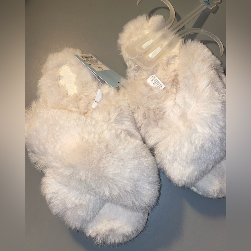 Cat & Jack Kids Faux Fur Slippers Size 4/5 Cozy Plush Slip On NEW